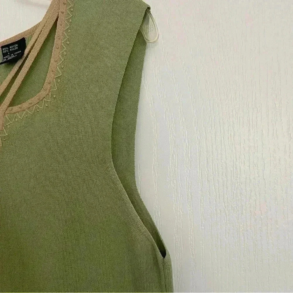 Tank top with tan design neckline - Picture 6 of 6